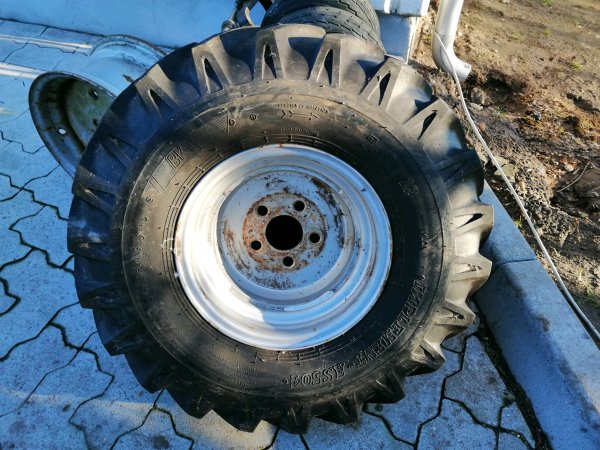 Brugt BKT 7.00-12 med flg 5 huls nav 