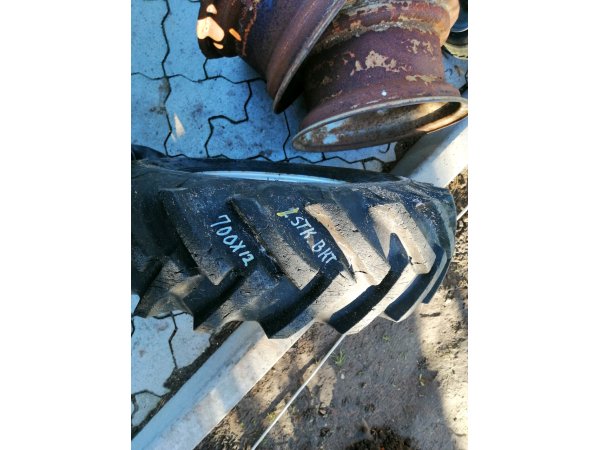 Brugt BKT 7.00-12 med flg 5 huls nav 