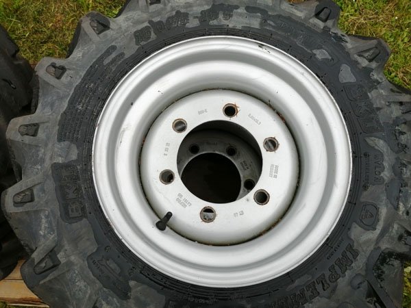 Brugte komplette BKT hjul 10.0/75-15.3